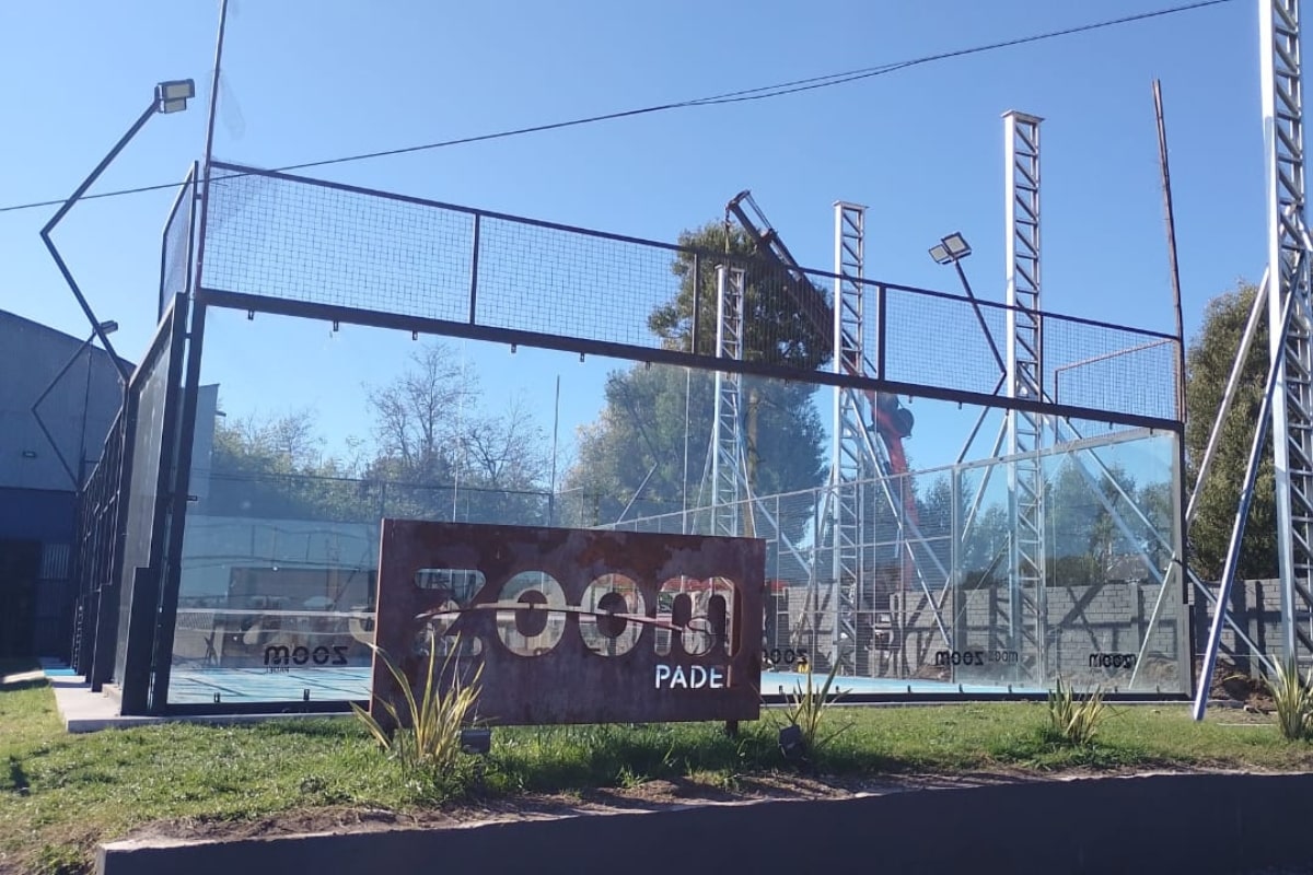 Cancha MS Pádel instalada en complejo residencial con enrejado electrosoldado