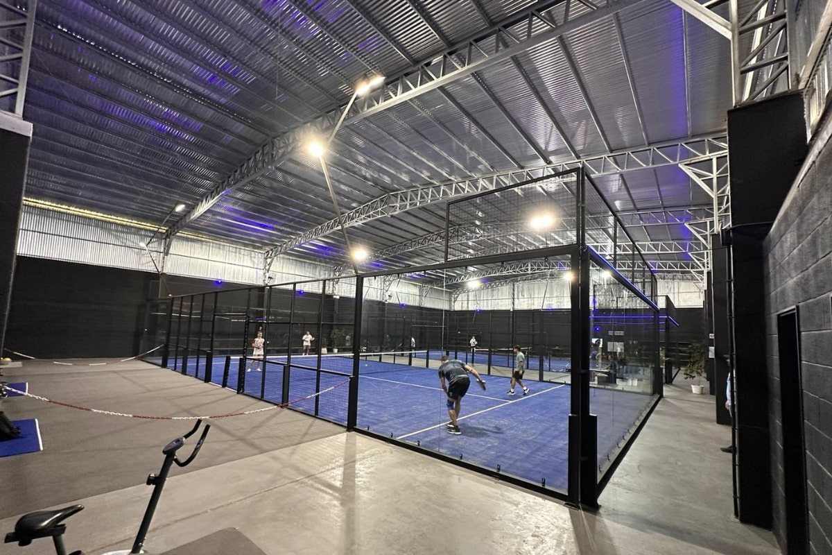 Vista panorámica de cancha de pádel con césped fibrilado de 13mm